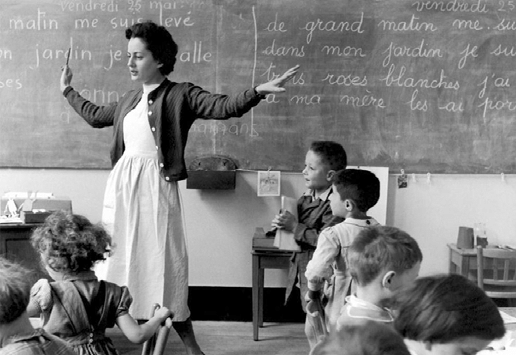 Cuando el curso escolar se acaba me gusta recordar los deberes que un profesor italiano,Cesare Catà, les puso a sus alumnos en el verano de 2015. Él se inspiró en el papel de Robin Williams en "El Club de los poetas muertos."© Robert Doisneau. París 1956