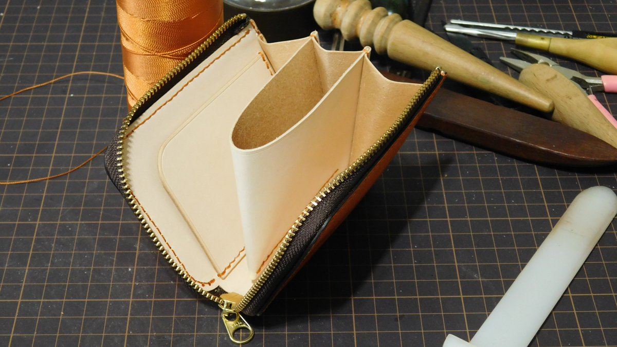 LeatherGum's tweet photo. 久々にyoutube用の作品作って動画撮影まで終わったけど出来がいまいちだったのでyoutubeに投稿するか検討中してます。
#L字ファスナー #レザークラフト #ハンドメイド #革製品 #Zipperwallet #leathercraft https://t.co/90X22qeY6t