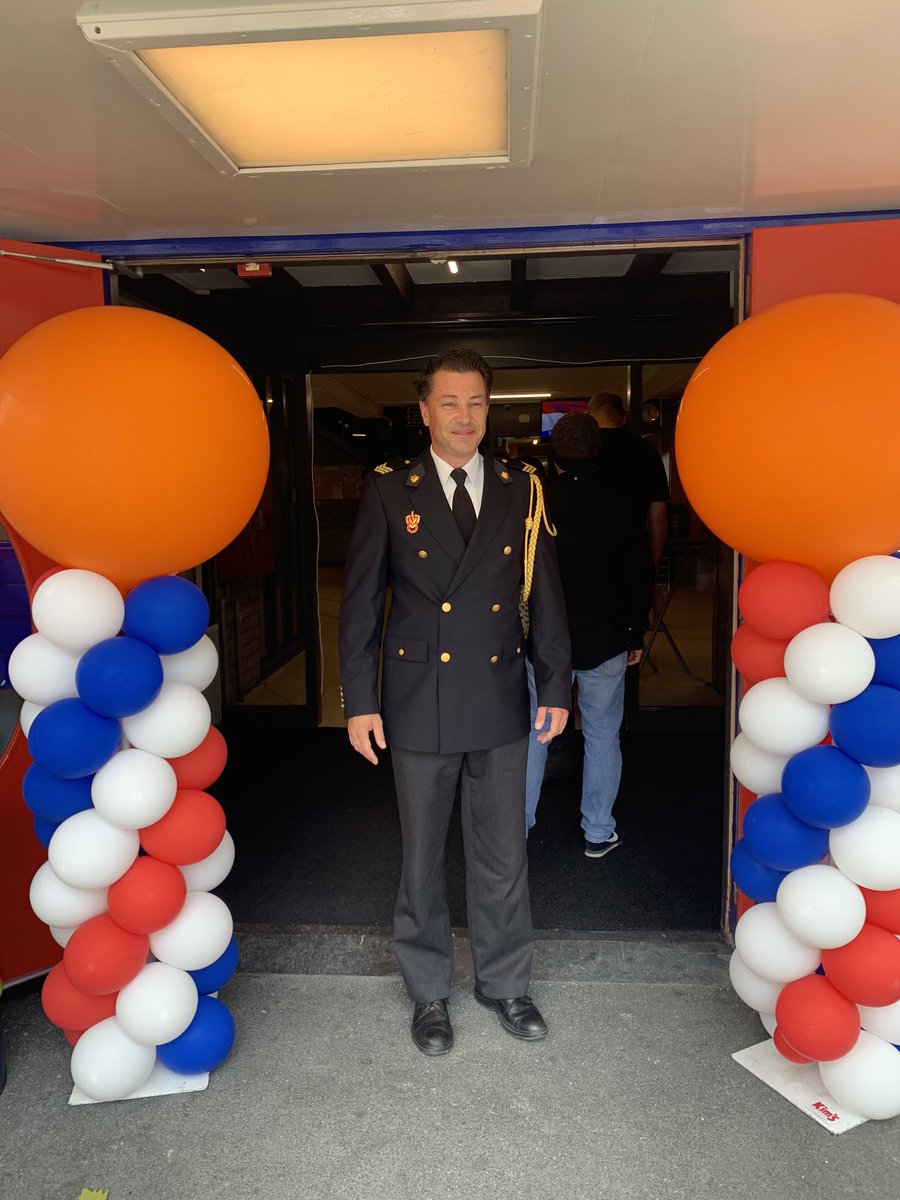 basverboom's tweet photo. Zojuist heeft collega @M_Vegt zijn Koninklijke onderscheiding 🎖ontvangen i.vm. 20 jaar vrijwilligerswerk bij @BRW_HM @brwhaastrecht burgemeester @Roelcazemier reikte hem na een mooie speech over het vrijwilligers werk bij de brandweer 🚒 de versierselen uit. https://t.co/KPHL8eFgmS