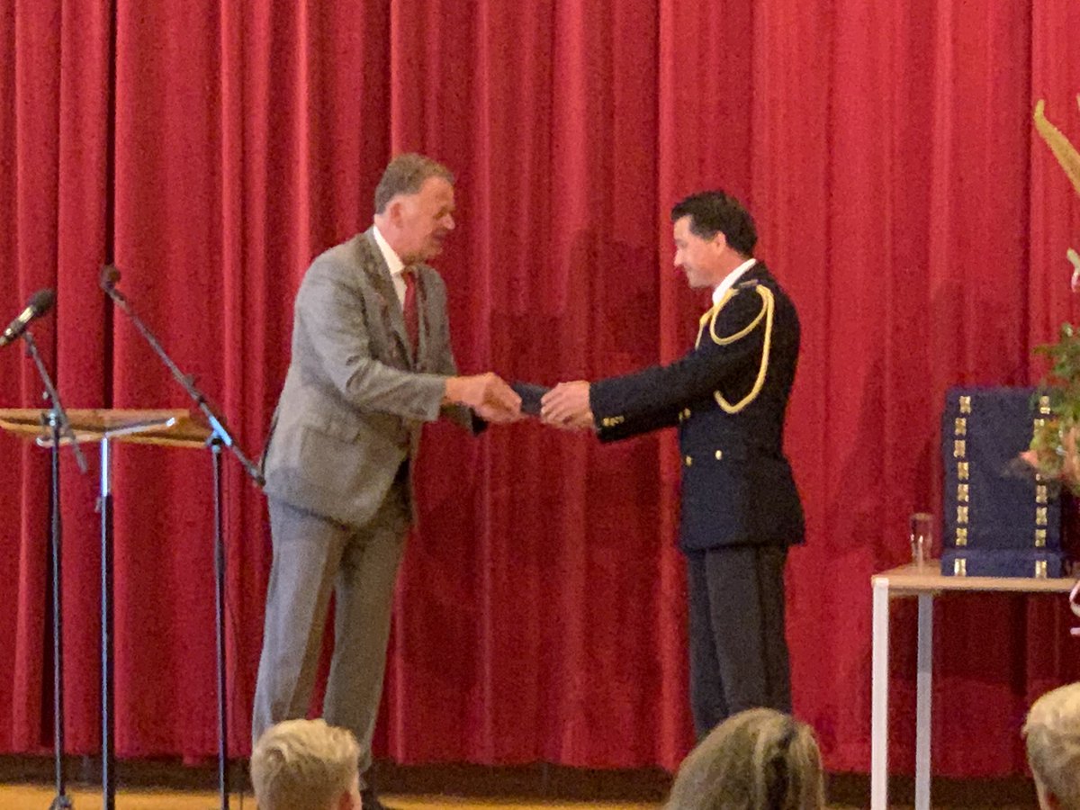 basverboom's tweet photo. Zojuist heeft collega @M_Vegt zijn Koninklijke onderscheiding 🎖ontvangen i.vm. 20 jaar vrijwilligerswerk bij @BRW_HM @brwhaastrecht burgemeester @Roelcazemier reikte hem na een mooie speech over het vrijwilligers werk bij de brandweer 🚒 de versierselen uit. https://t.co/KPHL8eFgmS