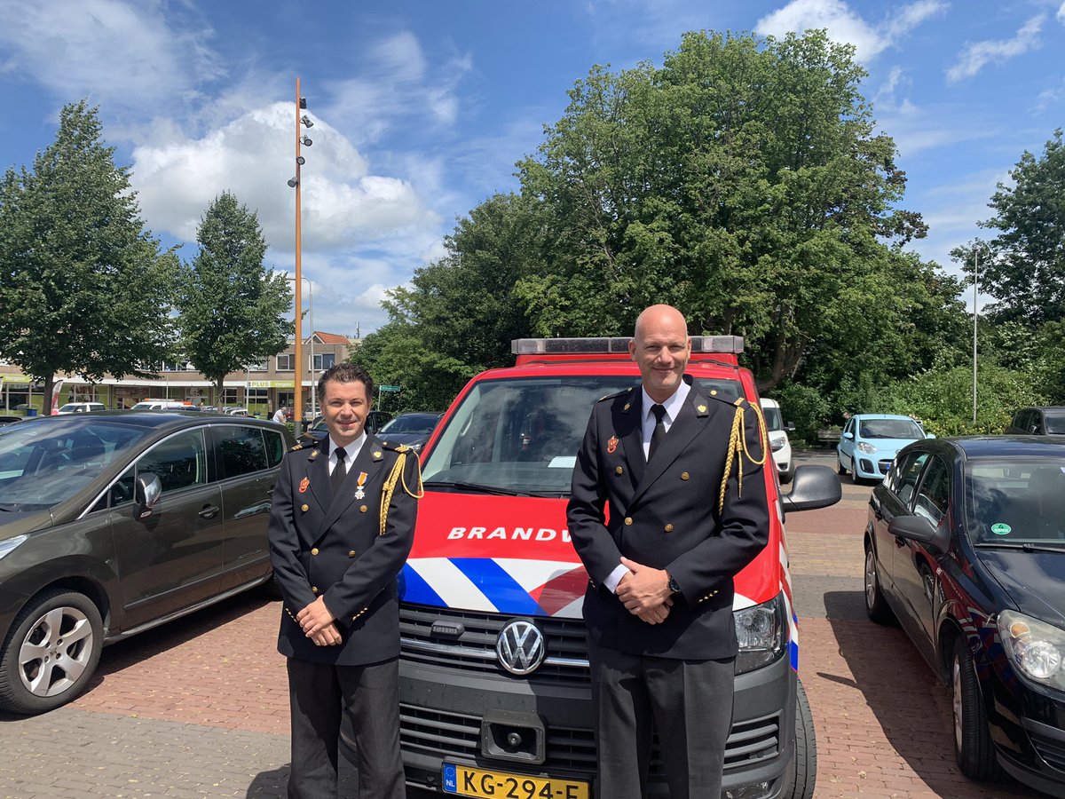 basverboom's tweet photo. Zojuist heeft collega @M_Vegt zijn Koninklijke onderscheiding 🎖ontvangen i.vm. 20 jaar vrijwilligerswerk bij @BRW_HM @brwhaastrecht burgemeester @Roelcazemier reikte hem na een mooie speech over het vrijwilligers werk bij de brandweer 🚒 de versierselen uit. https://t.co/KPHL8eFgmS