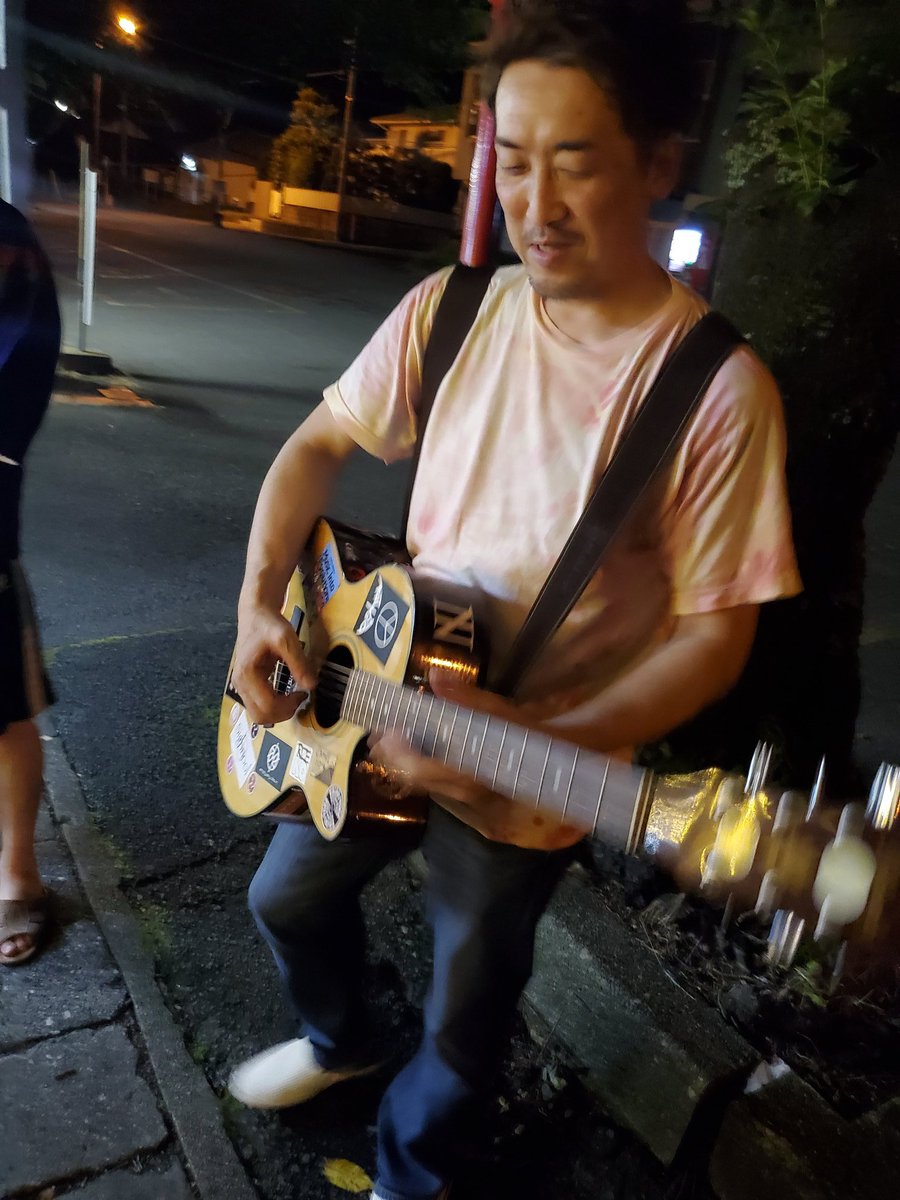KILI1008's tweet photo. 地元養老町興しYouTube番組「ヨロスト」見ながら、先週の別番組「音楽駅」行った時の事…今書く！

人生初エレアコの、初代持ち主様がゲスト出演とゆー事で、初二三代目で写真撮りたくて(笑)

#あの
#スーパーギタリスト
#funkyT
#も弾く 
#写りたがりの姫と 
#ヨロスト 
#音楽駅 
#バンドマン達見て https://t.co/KF43vELI8r