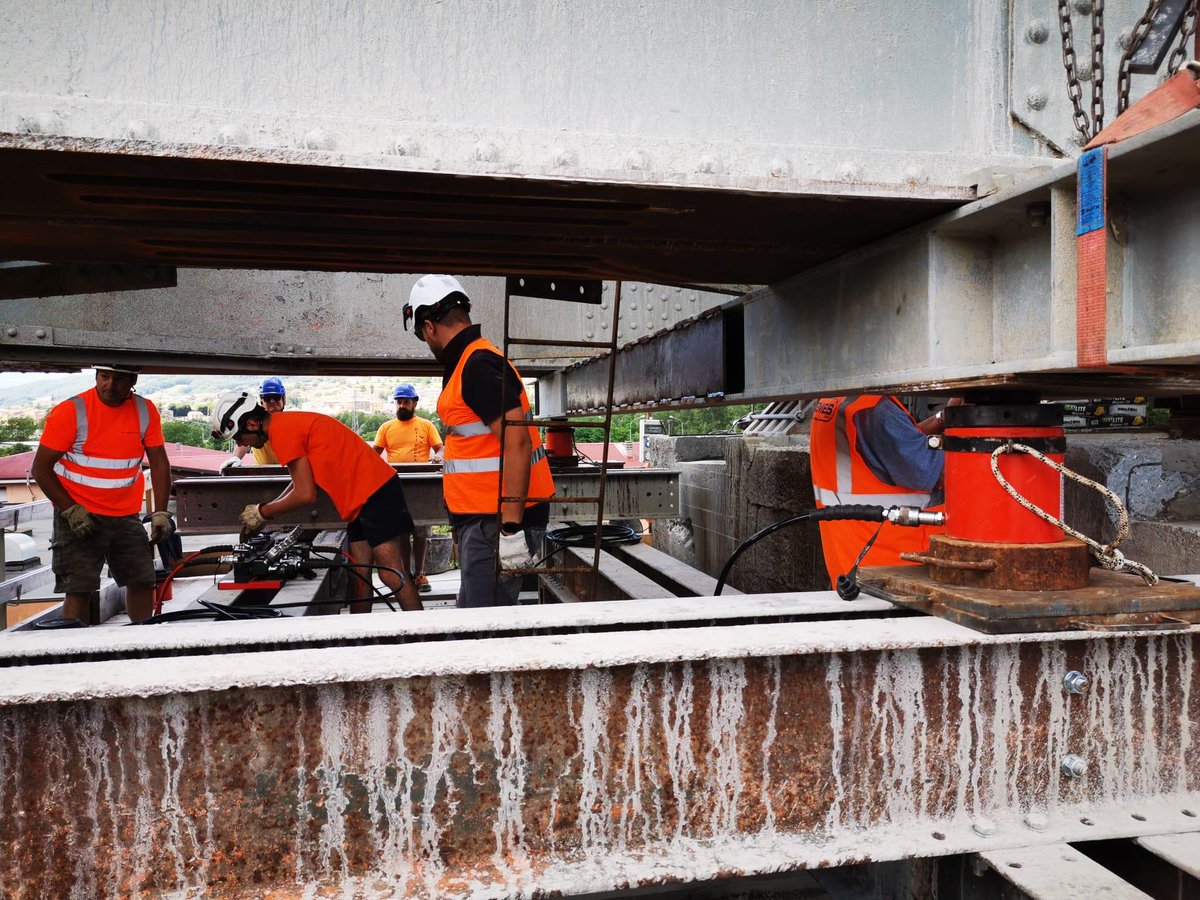 ProtecItaly's tweet photo. Riposizionamento di un vecchio ponte ferroviario in Emilia-Romagna a seguito di un cedimento strutturale. #protecsrl #protecitaly #hiforce #failsafe #lockring #cylinders #bridgelifting https://t.co/rFTSpG6IV6
