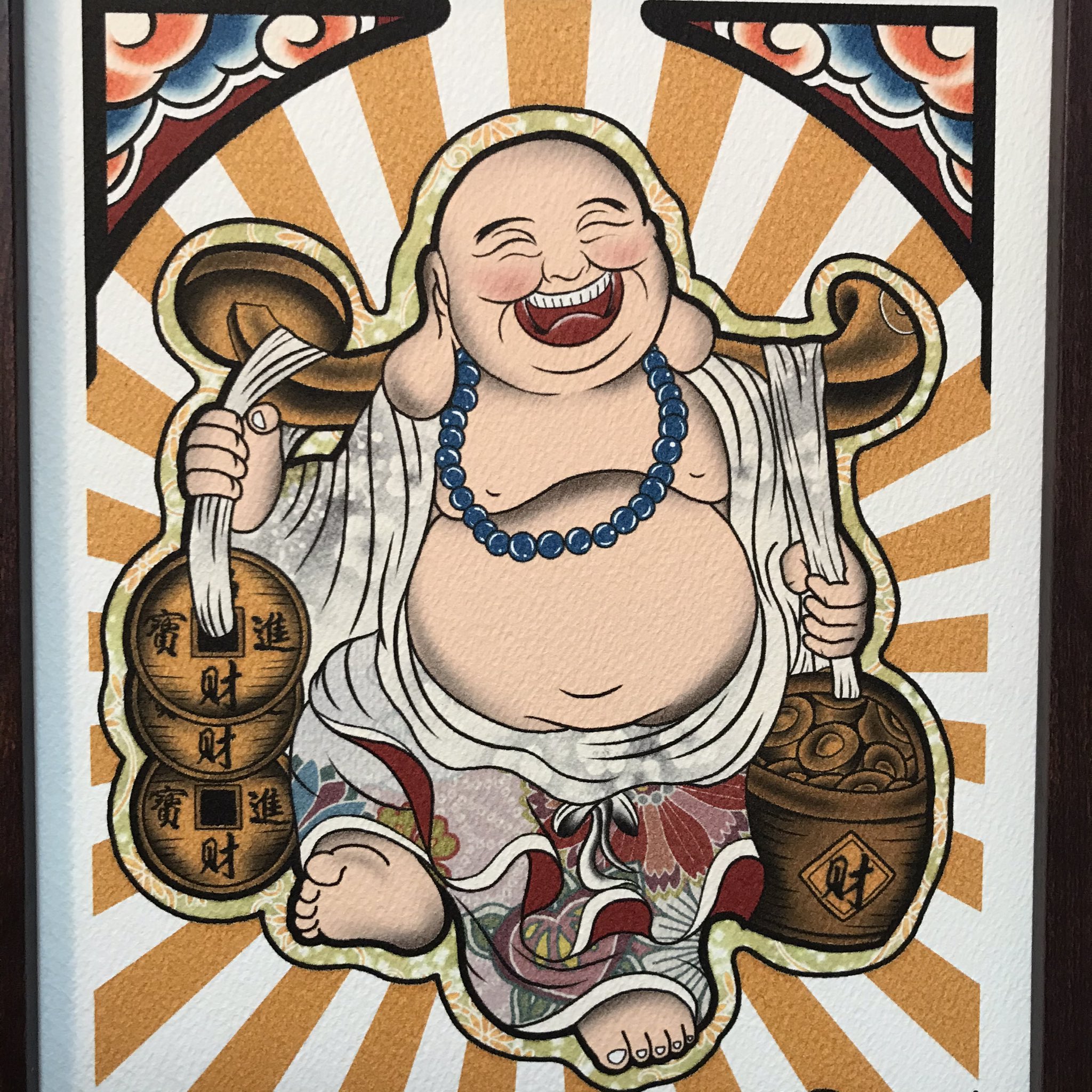 qcomic 縁起物の神様 七福神の一柱 布袋様 ニコニコ笑顔の布袋様です 上には縁起の良い彩雲 布袋様は財運アップの金塊元宝に 古銭をぶら下げてます 七福神イラスト 可愛いお腹 qcomic