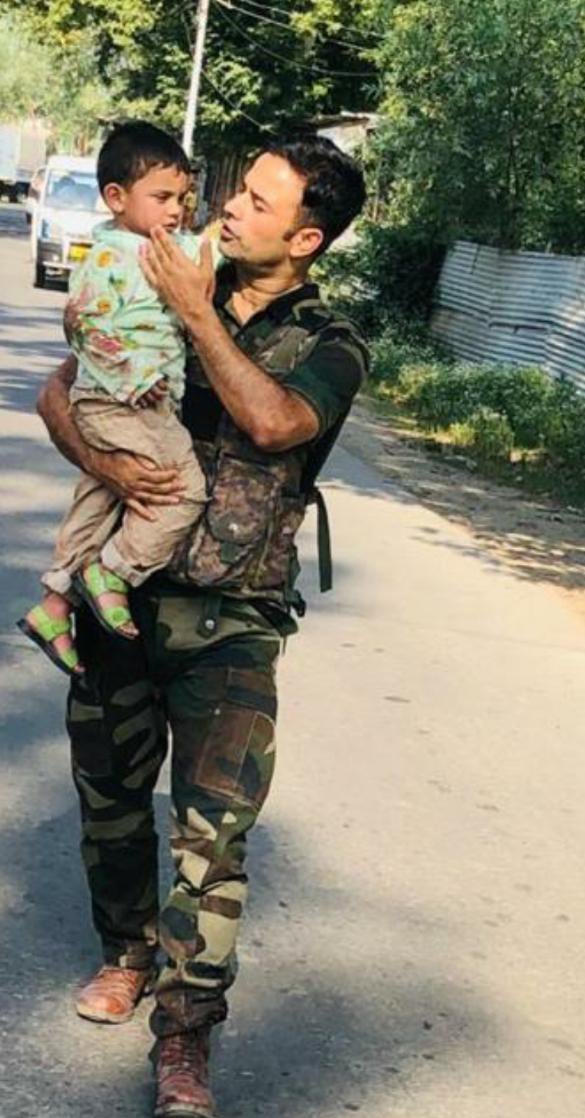 MlaKoli's tweet photo. आतंकवाद हारेगा और इंसानियत जीतेगी।

क्या इस बच्चे की और इस जवान की कोई जाती है ? क्योंकि बच्चा देवतुल्य है और उस बच्चे को बचाने बाला साक्षात भगवान तुल्य है। https://t.co/gruoDoqbk7