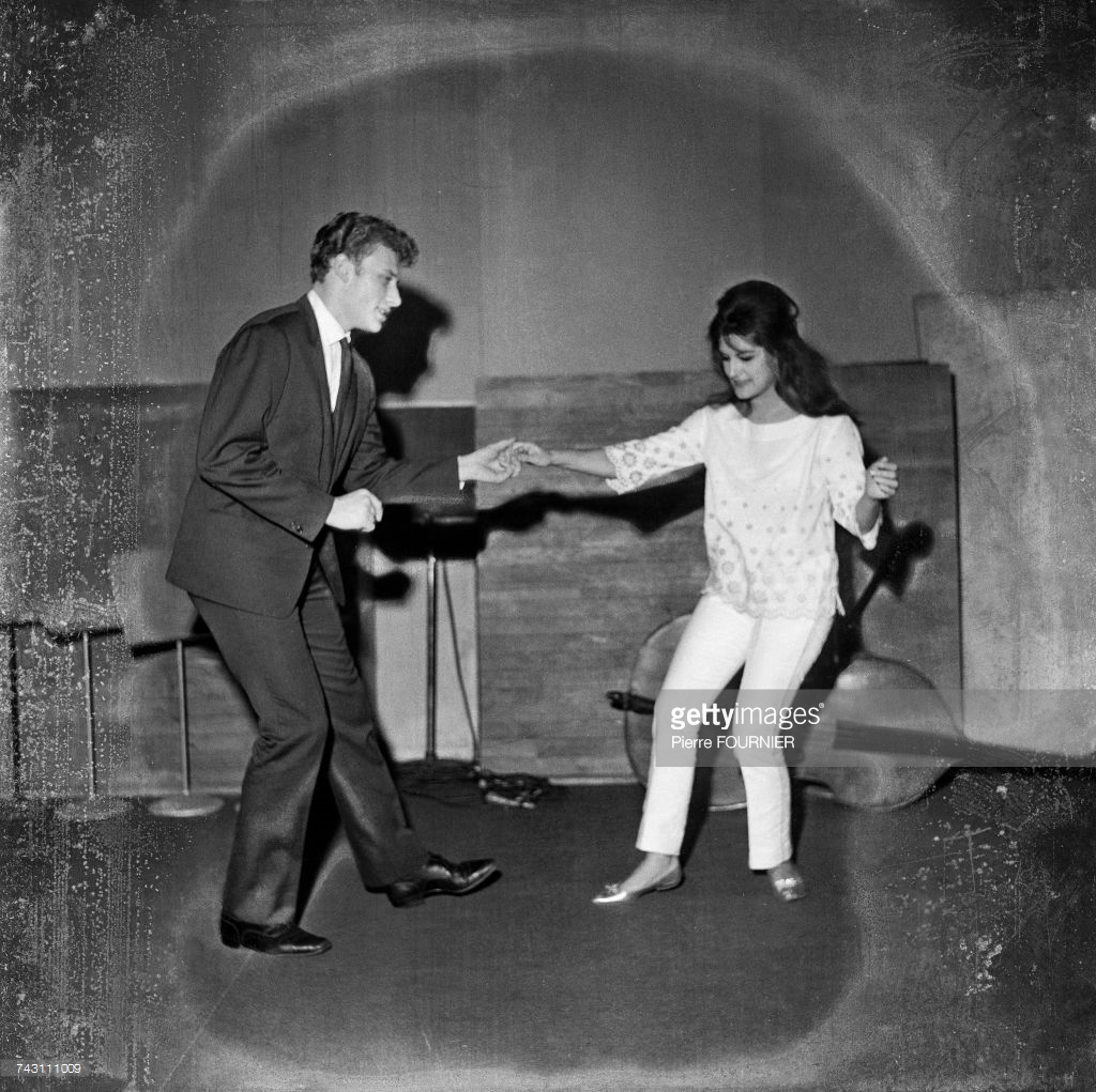 Dalida_forever's tweet photo. Le 14 mars 1960, Johnny Hallyday s'inspire de la grande vedette #Dalida et lui reprend son grand succès "T'aimer follement" en tête des #hitparades, qu'il enregistre pour son premier 45 tours et qui deviendra, une fois encore un succès.
#johnnyhallyday
https://t.co/slr4hR9Jzi https://t.co/p7GzBIMmHT