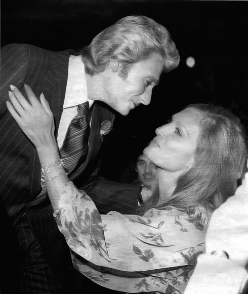 Dalida_forever's tweet photo. Le 14 mars 1960, Johnny Hallyday s'inspire de la grande vedette #Dalida et lui reprend son grand succès "T'aimer follement" en tête des #hitparades, qu'il enregistre pour son premier 45 tours et qui deviendra, une fois encore un succès.
#johnnyhallyday
https://t.co/slr4hR9Jzi https://t.co/p7GzBIMmHT