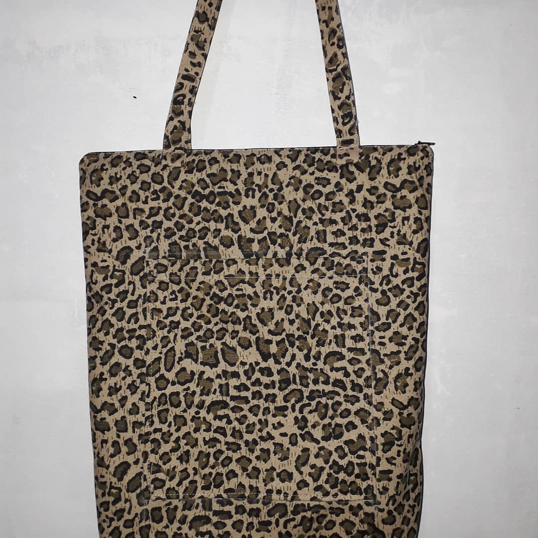 tote_89's tweet photo. Bahan kanvas premium 
Ukuran 34 × 42 
 Pake sleting Ykk 
Pake furing falam 
Ada kantong dalam 
PRICE 60 K  ( termasuk ongkir ) 
Kualitas bagus , jahitan rapih 
0821 2203 8751 https://t.co/4guqXy65Al
