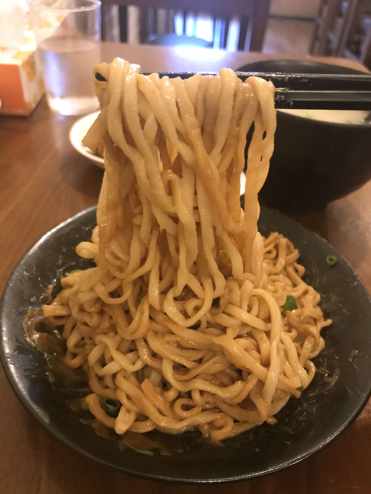 80c ハオチー 中華料理がわかるwebメディア 新小岩 一葉 中国麺館 のピーナッツ風まぜそば 拌麺 住所 東京都江戸川区松島3 13 4 和えているときからピーナッツの香りが漂ってくるくらい ピーナッツの味が濃厚 福建人オーナーシェフ曰く 日本人客