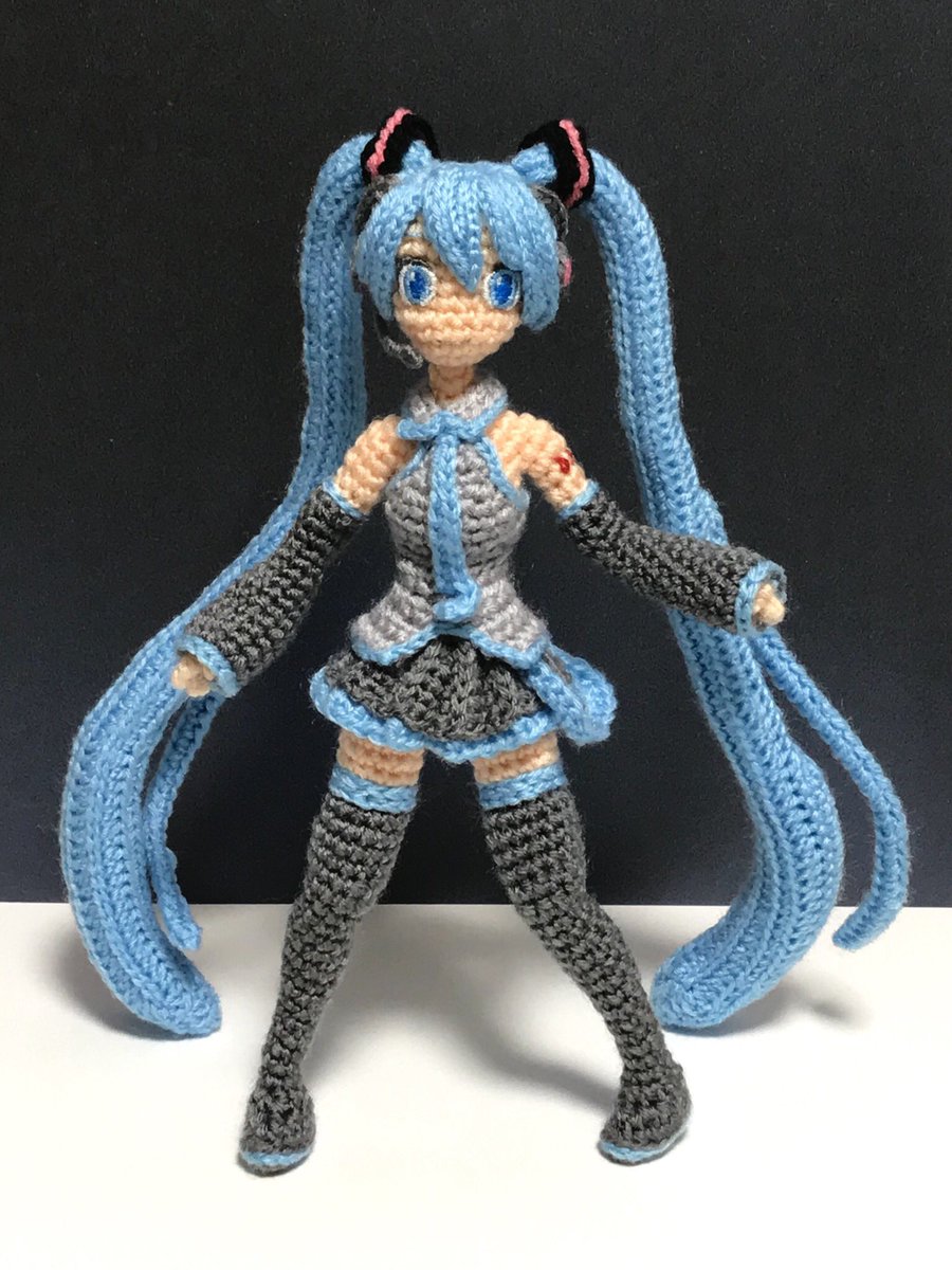 あびす あみぐるまー 初音ミク のあみぐるみです 高さはcm 目は刺繍 ワイヤー入り ツインテール利用すれば 自立します 長年編みたかった初音ミクさん 夢が叶いました あみぐるみ かぎ針編み 初音ミク