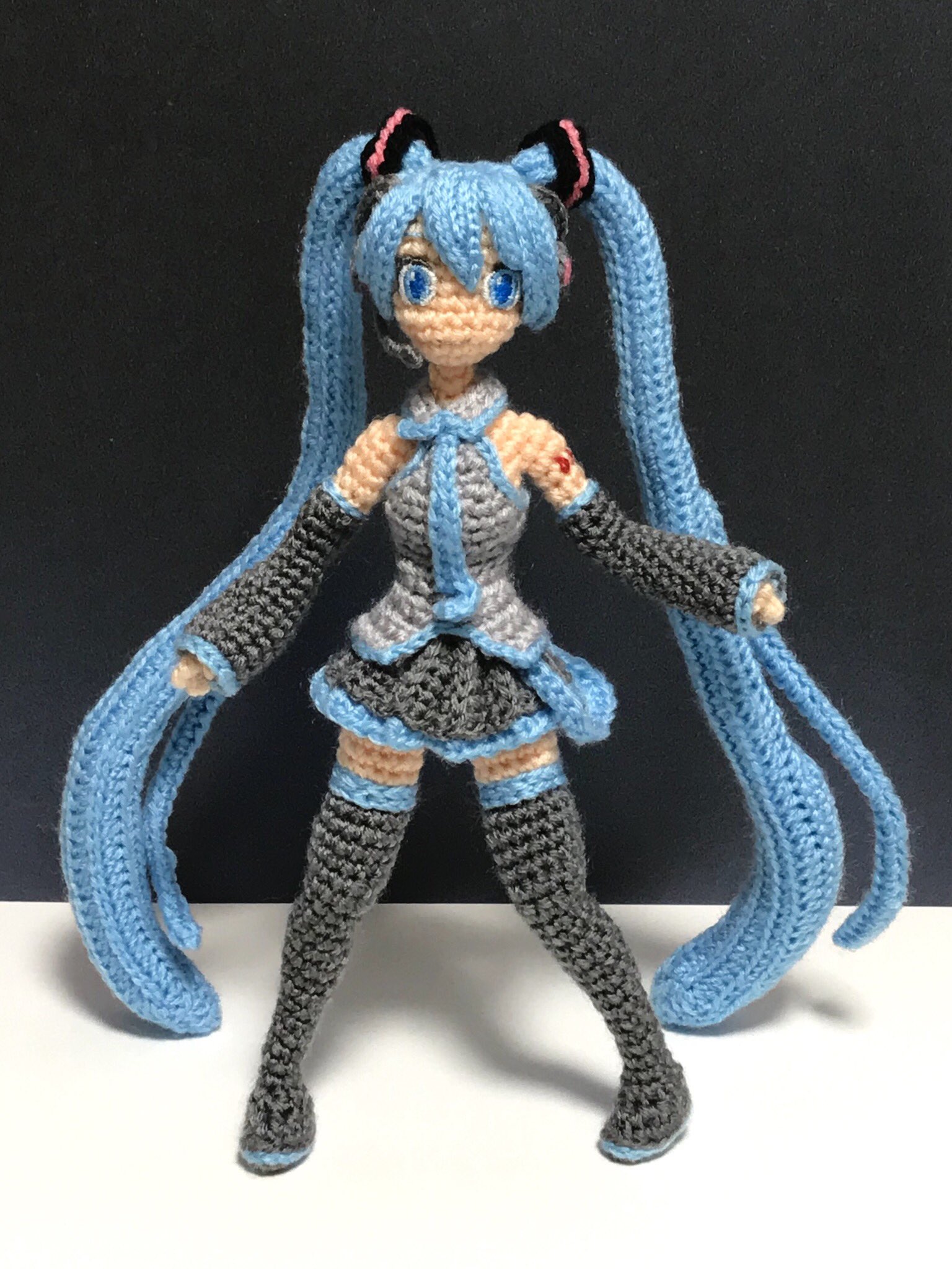 Twitter 上的 あびす あみぐるまー 初音ミク のあみぐるみです 高さはcm 目は刺繍 ワイヤー入り ツインテール利用すれば 自立します 長年編みたかった初音ミクさん 夢が叶いました あみぐるみ かぎ針編み 初音ミク T Co Zu2og2trlj Twitter