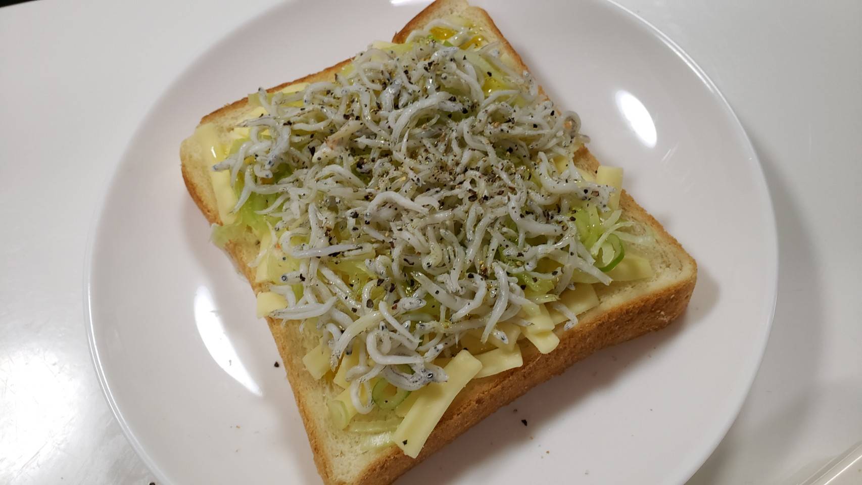 リュウジ 料理のおにいさんバズレシピ 知っていましたか 実はチーズとしらすの相性ってピザにも使われるくらい良いのです ネギしらすチーズトースト 今回はネギの爽やかさとオリーブオイルの香りでシンプルに仕上げました 一度食べたら病みつきです