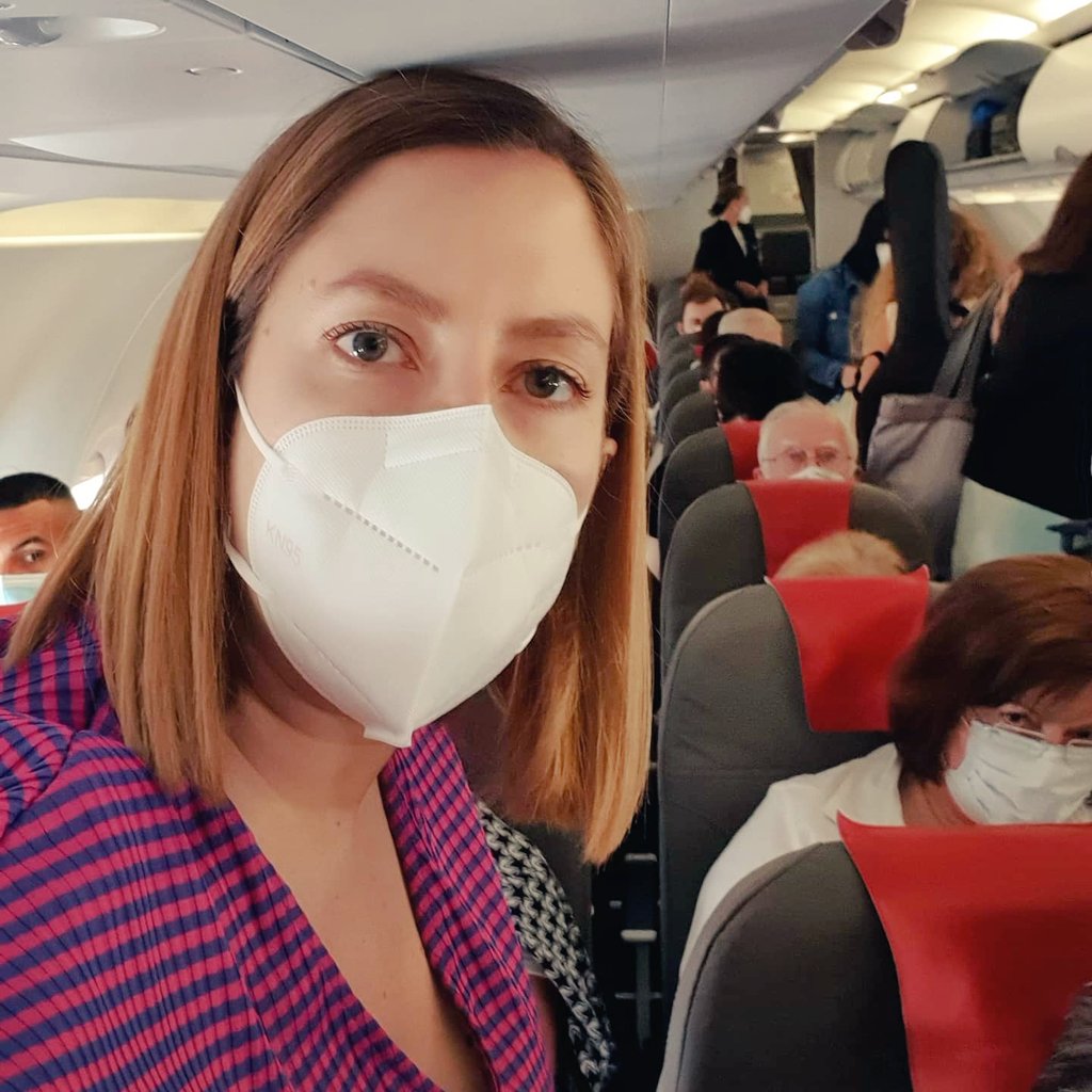 deborahciencia's tweet photo. Vuelo de Iberia de A Coruña a Madrid del 1 de julio de 2020, en plena pandemia. Aforo casi al completo. Sin control de temperatura para acceder al avión. Pasajeros con mascarillas con válvula, caseras o pañuelos.
¡Estoy tan enfadada!
A/A @sanidadgob @Iberia @aena https://t.co/ZfelBqJrne