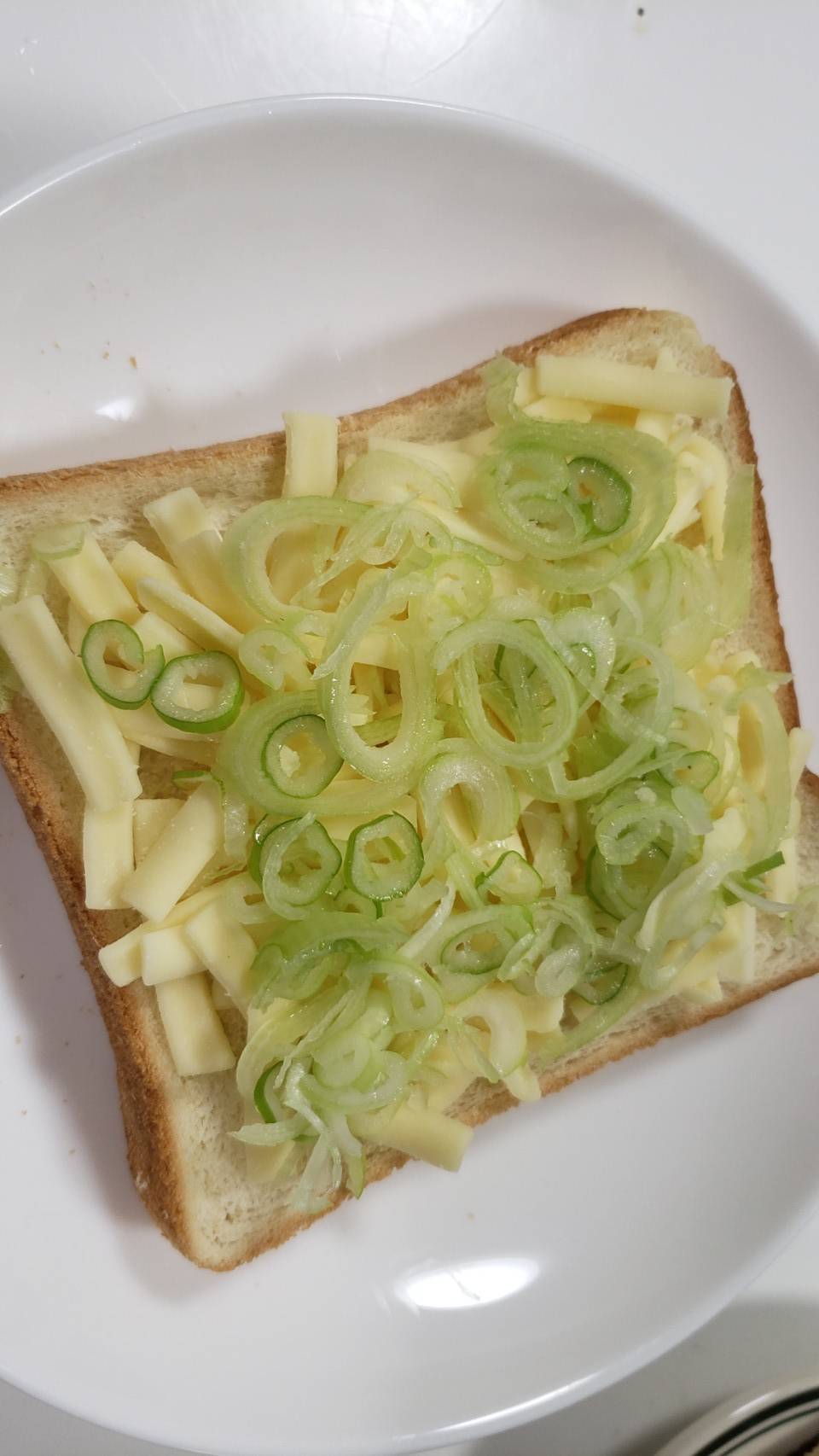 リュウジ 料理のおにいさんバズレシピ 知っていましたか 実はチーズとしらすの相性ってピザにも使われるくらい良いのです ネギしらすチーズトースト 今回はネギの爽やかさとオリーブオイルの香りでシンプルに仕上げました 一度食べたら病みつきです