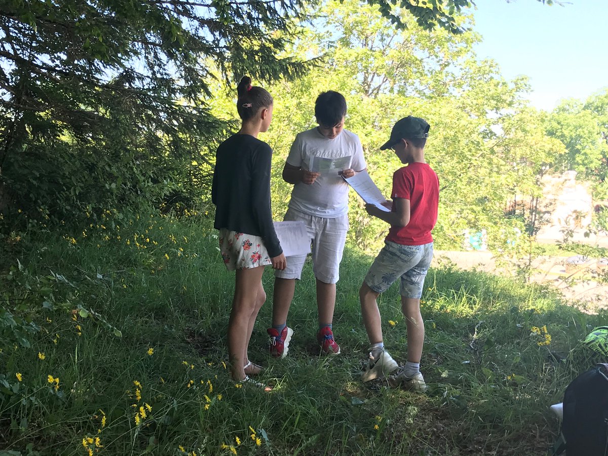 On fait du théâtre dans les bois.