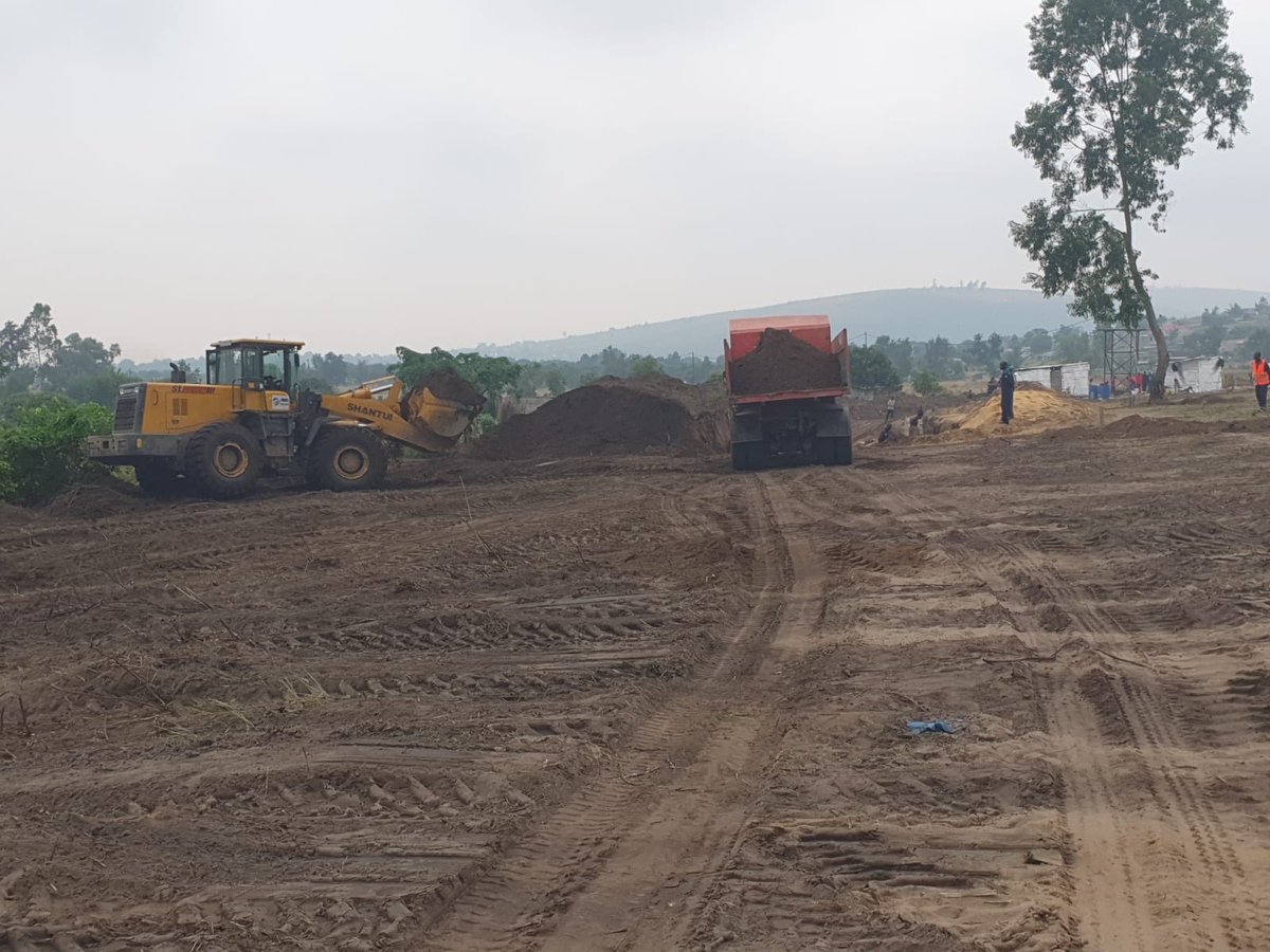 the_muan's tweet photo. Parcelles à vendre 20x20 (400m2), 20x25, 20x30 à Kimpoko dans la commune de Nsele, bornes, eau, caniveaux ds chaque routes, électricité,... ⚠️Les parcelles partent très vite. Il est possible de payer le solde en 12 mensualités. Contact :+243 850 578 000 #RDC https://t.co/77WTfXaKRf
