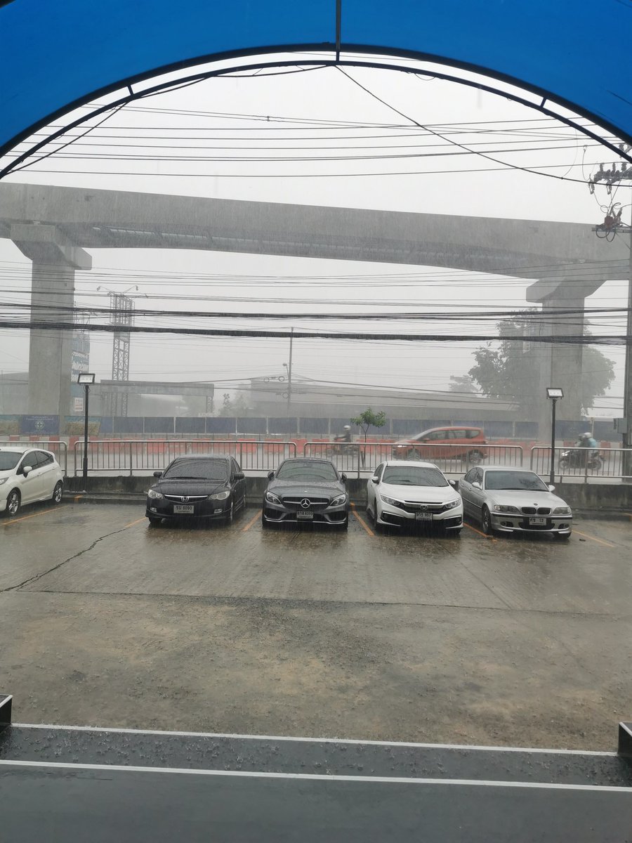 Tunik_tik's tweet photo. @js100radio ศรีนครินทร์ ก่อนถึงซีคอนฯ ฝนตกหนัก และลมแรงมากๆ https://t.co/lKmB4Lm7fq