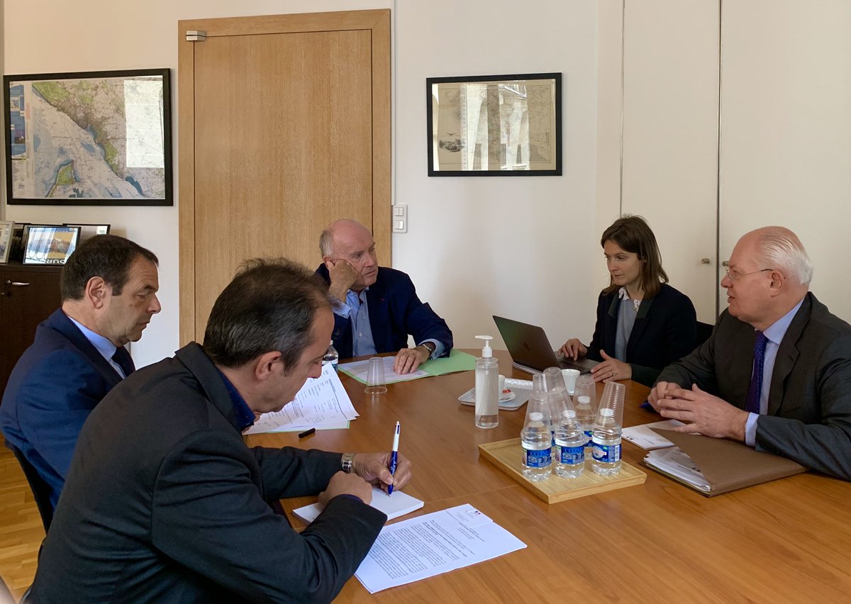ADepartementsF's tweet photo. [#MOBILITE] Rencontre entre @Dbussereau Pdt ADF &amp; les membres de la mission d’inspection du Conseil Gl de l’#Environnement &amp; du #DéveloppementDurable #CGEDD et l’@IGA_Interieur menée par le Préfet Yves Colmou, à propos du bilan s/ les #transports #scolaires au niveau national https://t.co/ZcYv5qtZHn