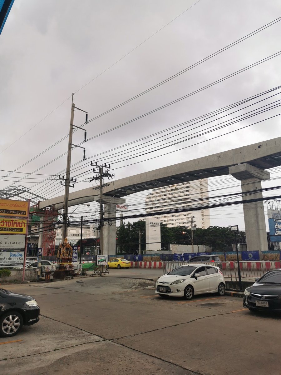 Tunik_tik's tweet photo. @fm91trafficpro ศรีนครินทร์ ก่อนถึงซีคอนฯ ฝนตกหนัก และลมแรงมากๆ https://t.co/4SRDomygat
