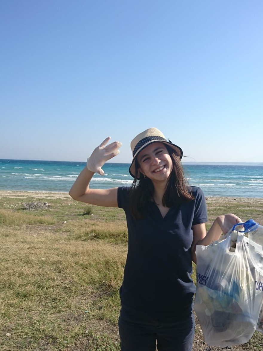 Sabah erkenden kalkıp posetlerimizi eldivenlerimizi aldik annemle indik sahile basladık temizliğe hep yapmak istediğim seylerden birini yaptımm. Temizlediğimiz kısmı görmek ne kadar güzel anlatamam...