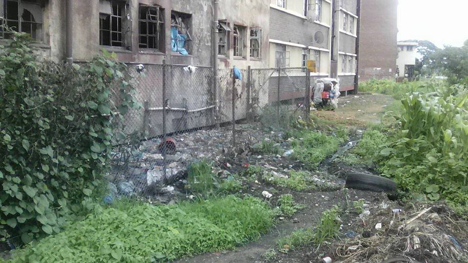 Twinsis50497431's tweet photo. HE the President @edmnangagwa's govt has embarked on a massive project to refurbish old houses and flats. It has taken the position that by 2030 there will be no space for settlements like Mbare, Makokoba, McGregor and Sakubva. https://t.co/I7vuwhfUaC