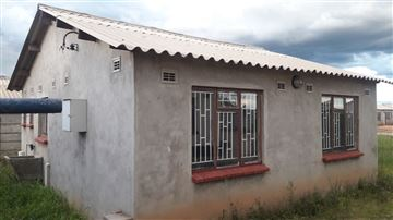 Twinsis50497431's tweet photo. HE the President @edmnangagwa's govt has embarked on a massive project to refurbish old houses and flats. It has taken the position that by 2030 there will be no space for settlements like Mbare, Makokoba, McGregor and Sakubva. https://t.co/I7vuwhfUaC