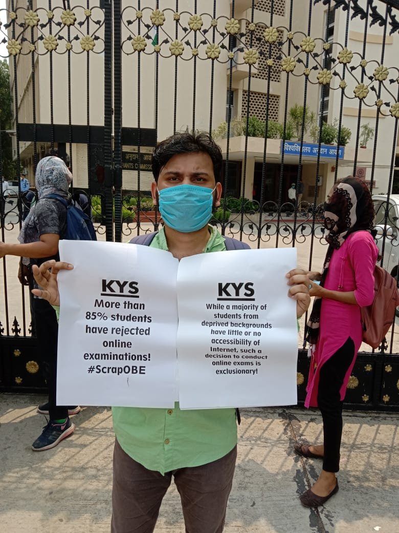 krantikari_yuva's tweet photo. Students organisations held a joint protest outside UGC office today and submitted a memorandum demanding immediate roll back of OBE in DU. 
#ScrapOBE 
#DUAgainstOnlineExams 
@ugc_india https://t.co/LEUqSkqQLs