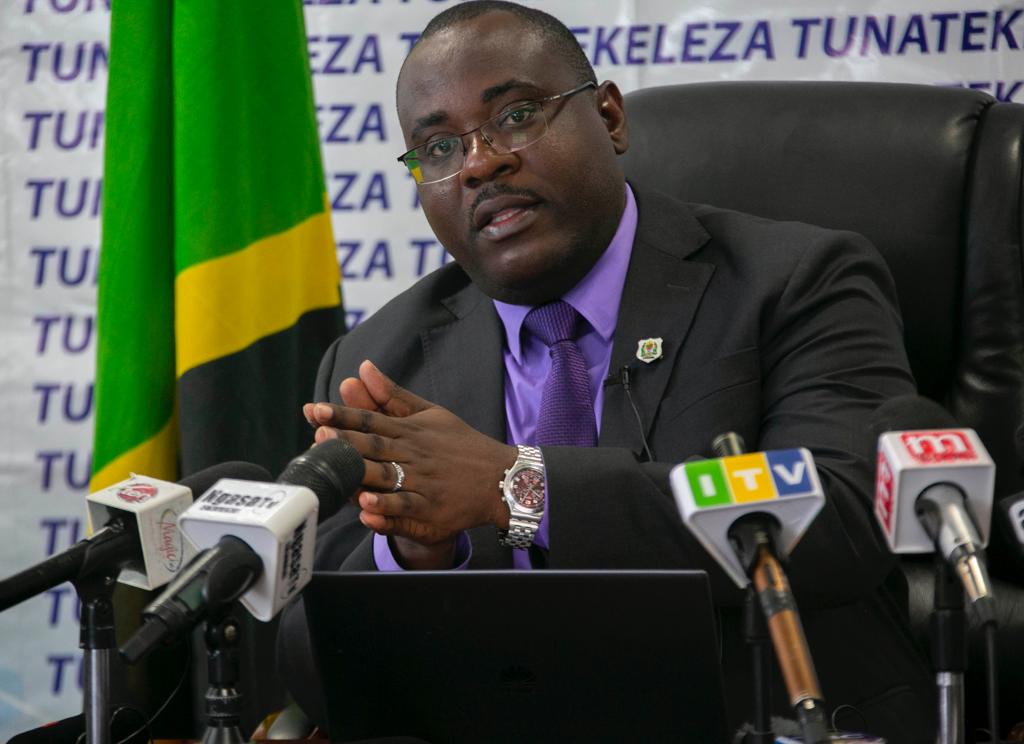 NetworkTv2023's tweet photo. Leo mtakubaliana na mimi kwamba sasahivi kuna #MadeInTanzania za kutosha, kuna bidhaa nyingi zinazalishwa Tanzania na tuna viwanda vingi karibia 60,000 tangu Uhuru.
Ndani ya miaka 5 tuna viwanda zaidi ya 8,000- @TZMsemajiMkuu.
#UkuajiUchumi.
#KfUpdates.
@yonapavea @juliusjonatha https://t.co/l22sbHM68b