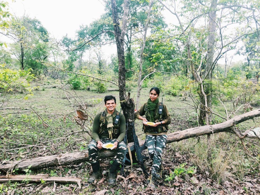 manishindiatv's tweet photo. इशिता और गौरव,ये दोनों @crpfindia के असिस्टेंट कमांडेंट हैं।शादी नवंबर 2019 मे हुई लेकिन तब से लेकर आज तक ये देश की आंतरिक सुरक्षा के साथ नक्सली इलाकों में CRPF का परचम लहरा रहे हैं।उन्होंने अपने से पहले देश को चुना।#CRPF मे ऐसे वीरों की असंख्य कहानियां है।
“सेवा और निष्ठा” https://t.co/h1xnOHHjnY