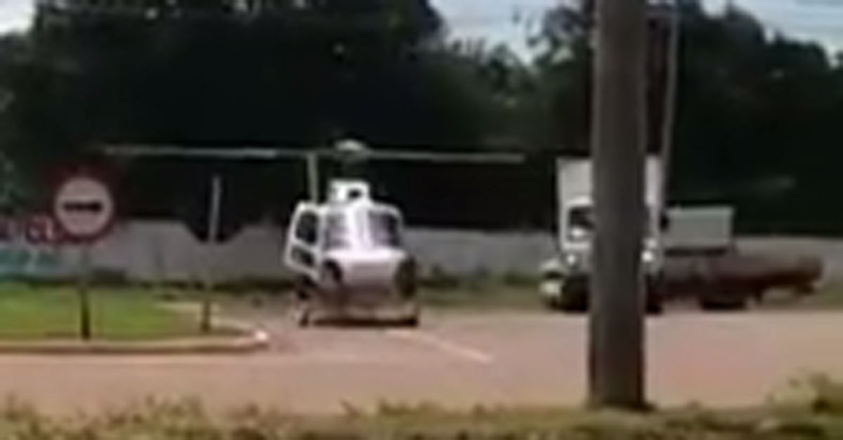 mojvideo's tweet photo. Tovornjak trčil v helikopter https://t.co/2DagTFCuTj https://t.co/AuZKShpu3w