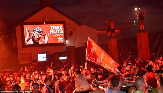 JC_Kemp's tweet photo. After all the boozy celebrations, I'm sure #Liverpool fans will be needing a few @JustEatUK takeaways to ease the hangovers! (Said through gritted teeth, as a West Ham fan) Congratulations @LFC 🏆🔴

@AlightMediaUK @RapportWW #DOOH https://t.co/ymdErqfAt0
