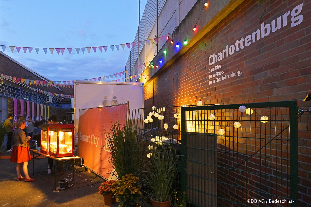 DB_Presse's tweet photo. Ab heute startet im Rahmen der #SmartCity-Initiative das Open-Air-„Kiezkino“ am Berliner S-Bahnhof Charlottenburg. Gezeigt werden deutsche und internationale Filme in Originalversion mit Untertiteln. Freut Euch auf spannende Unterhaltung! https://t.co/kT4ka61qPi @SmartCityDB https://t.co/GsBvAy5Ef2