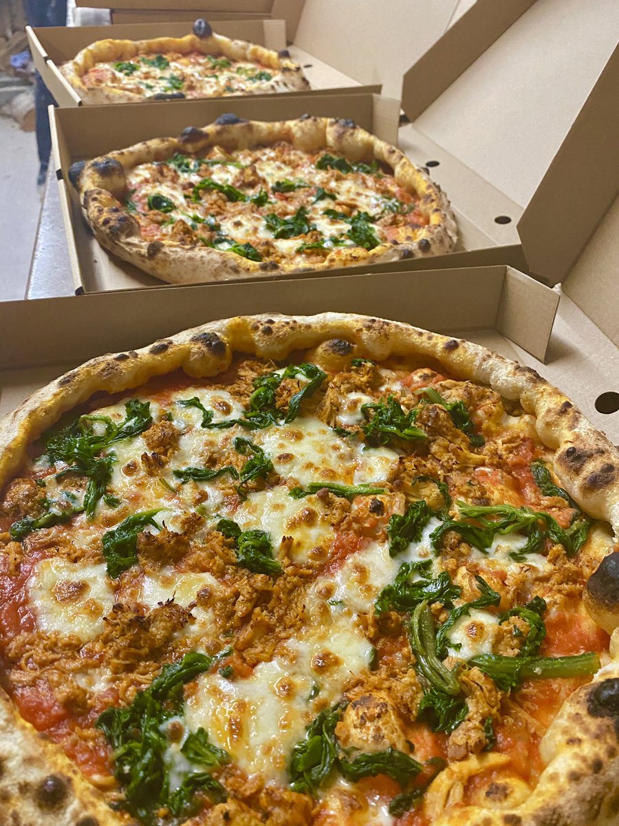 Thedoughthrower's tweet photo. Who wants to see our Los Pollos back? 
Tomato, fior di latte, slow cooked smoked chicken thigh, edam, spinach 😋

#instagood #foodie #pizza #lospolloshermanos #edam #firebaked #delicious #pizza #delivery #cardifflife #pizzaria #pizzatime #pizzas #food #spinach https://t.co/uf6b6mJ9Yp