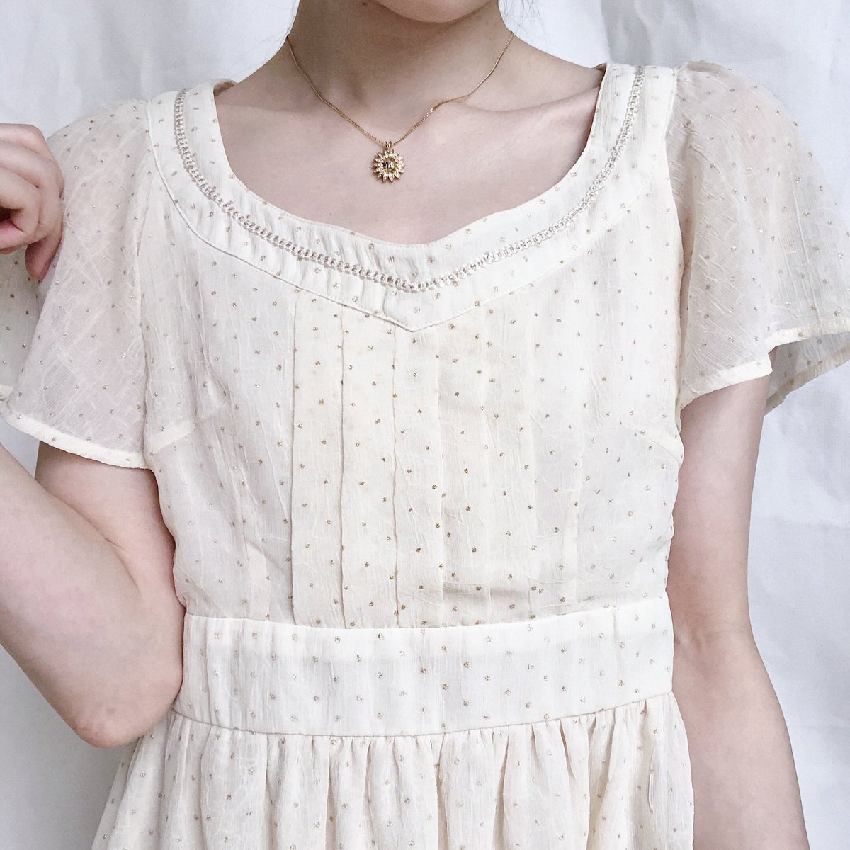 Baroque Bright Grain Dramas 薄いゴールドのドット柄ワンピース 真っ白ではなく生成色っぽい柔らかい白 フワッとした袖がとても可愛いです 胸下の切り返しでフワッとしたラインなので体型カバーにも 160 で膝上5 前後の長さ 襟ぐりが Baroque Bright Grain Dramas 薄いゴールドのドット柄ワンピース 真っ白ではなく生成色っぽい柔らかい白 フワッとした袖がとても可愛いです 胸下の切り返しでフワッとしたラインなので体型カバーにも 160 で膝上5 前後の長さ 襟ぐりが
