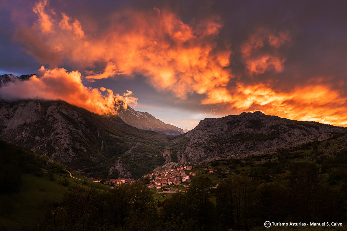 7- "Al menos una vez en tu vida tienes que ver el amanecer de un nuevo día. Permanece en silencio y respira. Cierra los ojos y siéntete agradecido."(Cesare Catà)© Manuel S. Calvo. Vía  @TurismoAsturias
