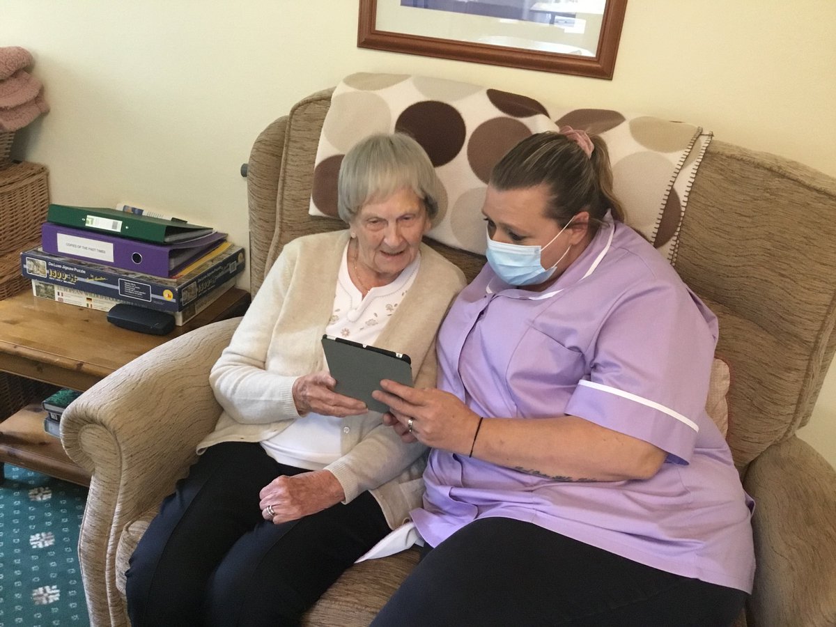 KarenSquire4's tweet photo. ⁦@peoplepowered20⁩ Radcliffe Manor say thanks for the iPad and earphones ☺️ https://t.co/sgsjshxh8O