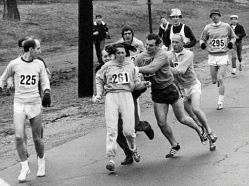 8- "Haz un montón de deporte."(Cesare Catà)© Kathrine Switzer, la primera mujer en correr la maratón de Boston (año 1967), en el momento en el que los organizadores la intentaron echar de la carrera por ser mujer.
