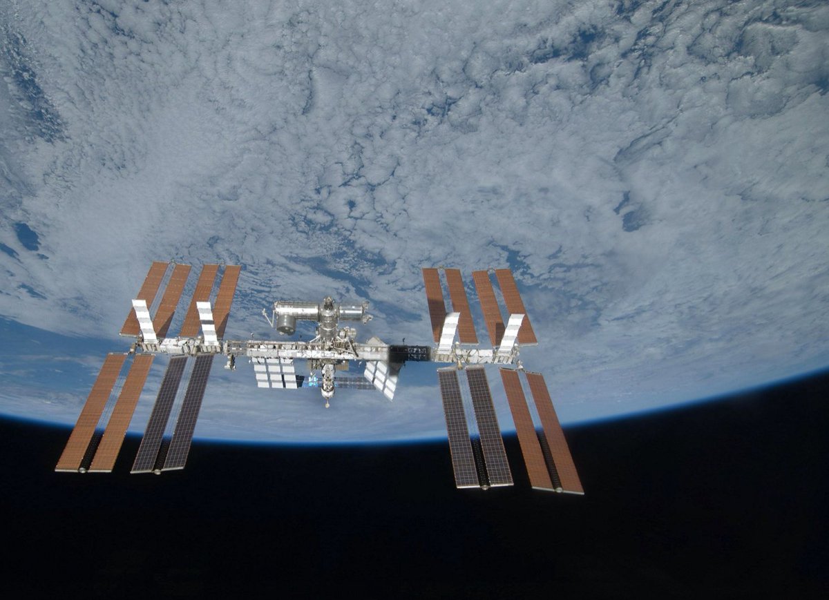 SpaceWatchGL's tweet image. The European Space Agency (@ESA) has signed an annual renewal contract with @Airbus on continuing the operation and use of European components on the @Space_Station. The contract is worth around €16 million.

#Bartolomeo #Columbusmodule #ISS spacewatch.global/2020/07/airbus…