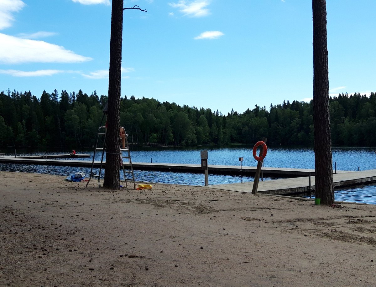 Poliisi_IU's tweet photo. #IUPOL suorittamassa valvontaa Kuusijärvellä. Hyvin on rauhallista, ja turvaväleistä pidetään huolta ⛅🏖🍦🏊♂️🏄♂️🚣♀️ https://t.co/0TyzdmF1I5