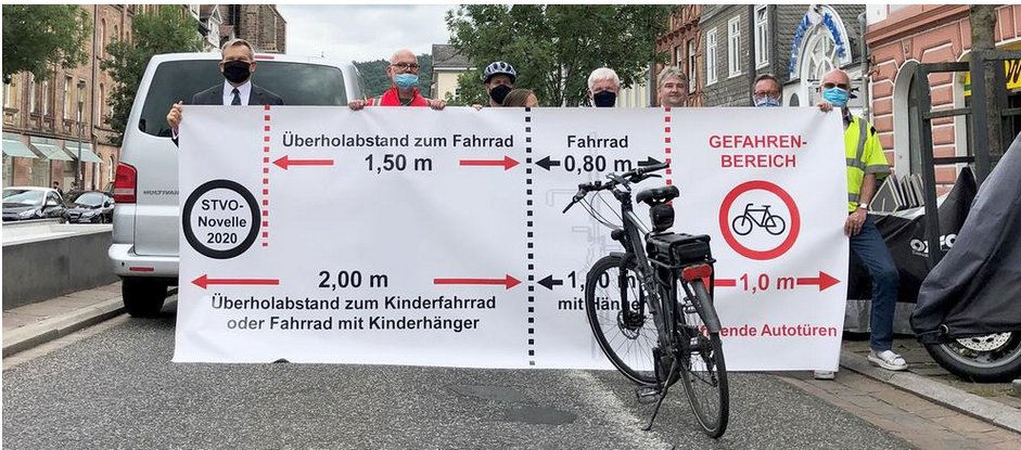 Geniales Plakat zum Thema Abstand! 
Jeder Radfahrende ist mit einer Spurbreite von drei Metern zu begreifen. hessenschau.de/wirtschaft/neu…