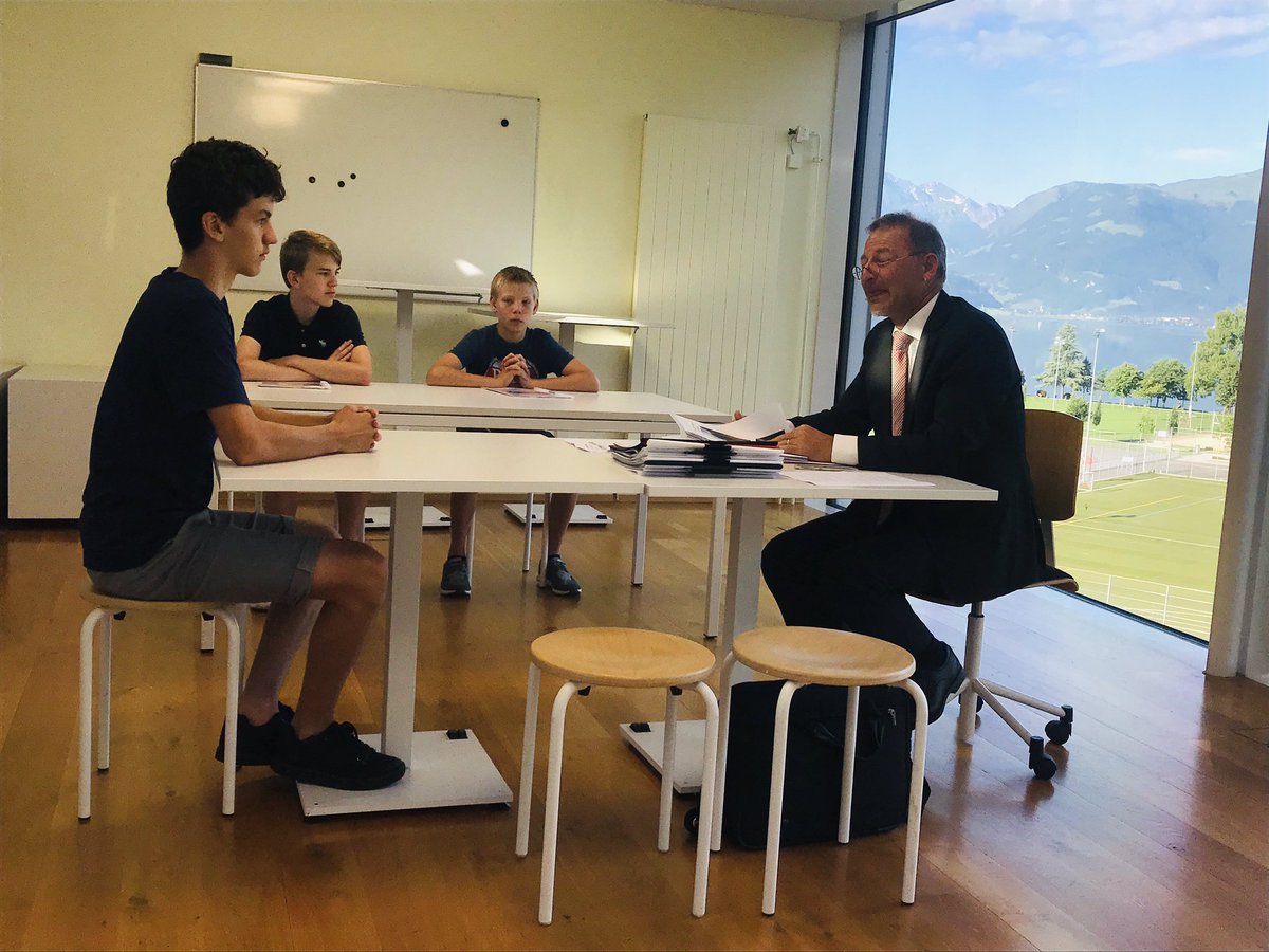 UBurch's tweet photo. „Meet a Boss“ eine über 10 jährige erfolgreiche Zusammenarbeit in der #Berufsbildung mit dem #Rotary_Club_Obwalden. Peter Krummenacher simuliert Bewerbungsgespräche mit Schülern der #Schule_Sarnen. Danke für dieses tolle Projekt zu Gunsten der angehenden #Obwaldner Lernenden. https://t.co/sv71Q4rcOy