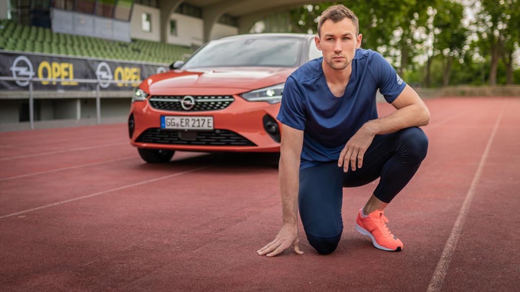 StellantisDE's tweet photo. Powerpaket. @OpelDE trifft auf Zehnkampf-Weltmeister Niklas Kaul. #Tokyo2021 kann kommen. https://t.co/NzuPL9hscf https://t.co/jma8sCf5Ex