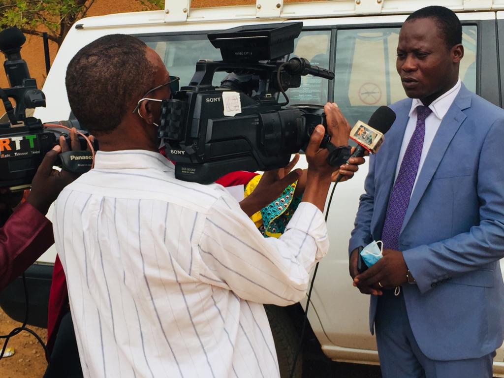 AlfredGoubadje's tweet photo. #Journée d'échange en DIH à l'Université de Tahoua sur le thème : Le respect du DIH dans la conduite des Hostilités

#Interview accordée aux médias!
#UTA
#Rasapres_Dih_Dh
#CICR https://t.co/nbAYGGb5jO