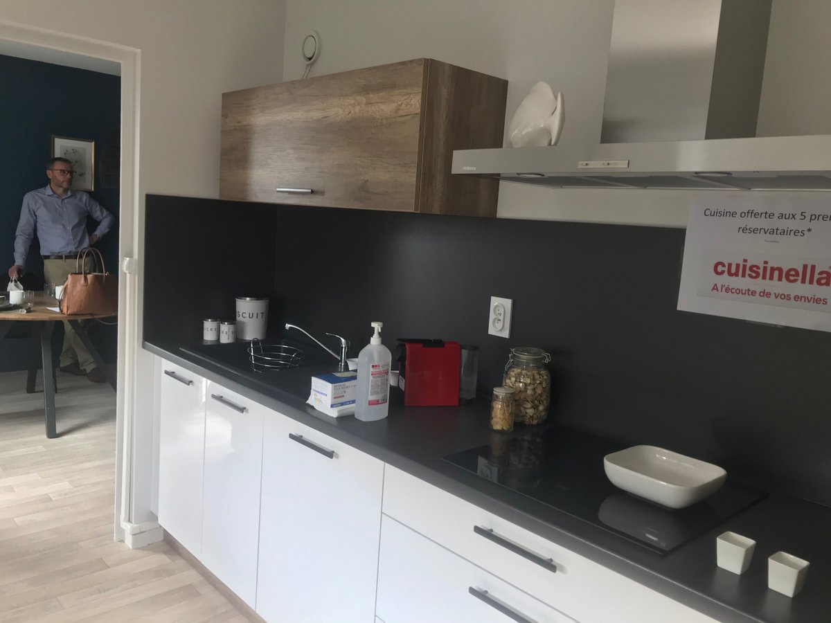PluralisHabitat's tweet photo. Visite de l'appartement témoin par @Didier_Monnot et @MichelBrun38 avant les portes ouvertes ce vendredi 3 et samedi 4 juillet
Pour #DevenirPropriétaire➡️RDV de 10h à 17h au 35 Bd Brunetière à Voiron (38) pour découvrir les appartements du T2 au T4!
#VenteHLM #CuisineOfferte https://t.co/TlwCHhEHbd