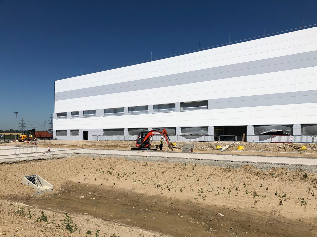 DPWorldUK's tweet photo. Compagnie Fruitiere's  port-centric banana ripening facility at London Gateway Logistic Park is continuing to take shape with the exterior cladding now being applied. #SmartTrade #Logistics https://t.co/Yq1iHQBQQl