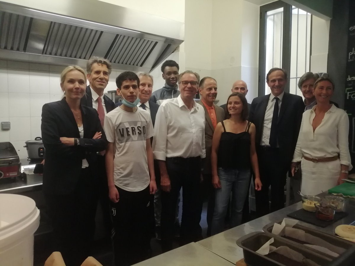 KLEYNHOFF's tweet photo. Au Café Régal aux côtés de notre Président @RenaudMuselier avec @isasavon et la Banque des Territoires. Admiratif de la niac d'une jeune entrepreneur optimiste pour la reprise grâce au prêt Covid-resistance. @MaRegionSud, plus que jamais le 1er partenaire des entreprises ! https://t.co/8ogpshpVXF