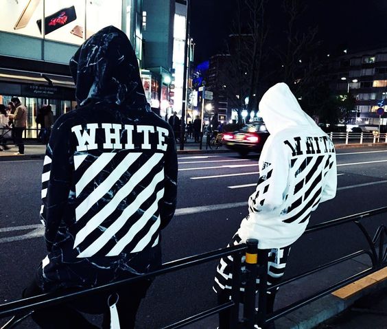 Tokyo Dj部 Off White オフホワイトのスニーカー欲しい人ー 今回のポッドキャストでは アパレル ブランド Off White の人気の理由を掘り下げてみました 音楽との結びつきも実はあるんです ラグジュアリー ストリートを掛け合わせたかっこよさ