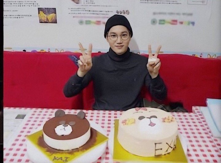 في يوم ميلاده جهز الكعكات و زينها عشان يعطيها هديه للأكسوالز 