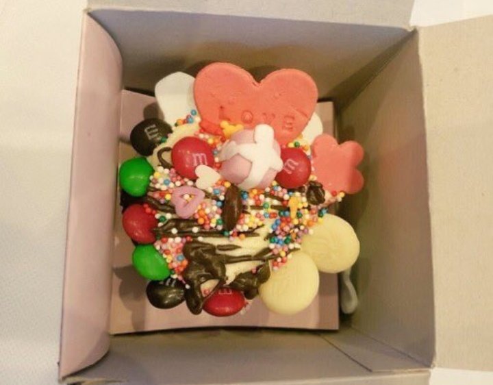 في يوم ميلاده جهز الكعكات و زينها عشان يعطيها هديه للأكسوالز 