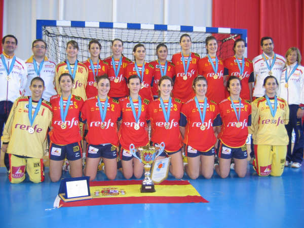 RFEBalonmano's tweet photo. 🥈 ¡Turno para recordar a la camada de #Guerreras que se alzó subcampeona de Europa en Eslovaquia en categoría Juvenil! 🔝

📁 Seguimos analizando en #GenBalonmano a todas las generaciones del #Balonmano español

📝 Descubre a la Generación 1990/1991 👉 https://t.co/d5usHd3J0N https://t.co/pMdmsVnfGd